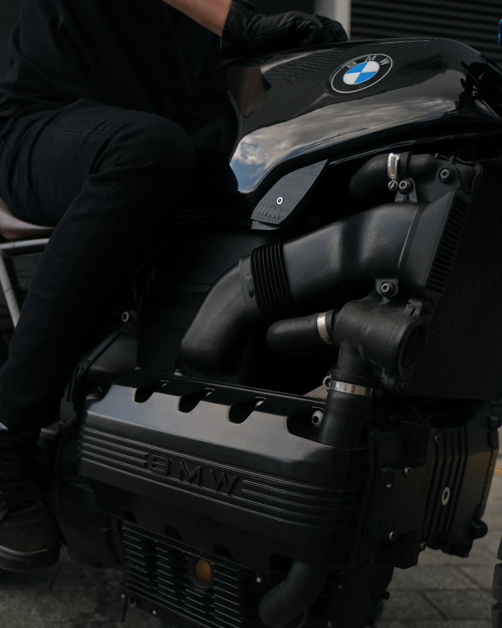 The 3D printed intake vent piece fitted between the tank and the K1100 engine